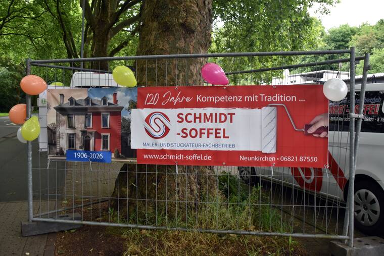 „120 Jahre Kompetenz mit Tradition" — Banner am Betriebsgelände