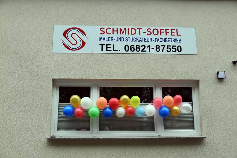 Luftballons am Firmenschild