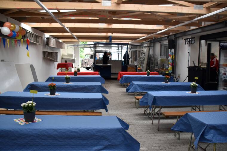 Gedeckte Tische in der Werkstatthalle