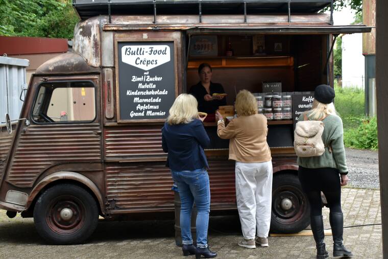 Schlange am Crêpes-Wagen